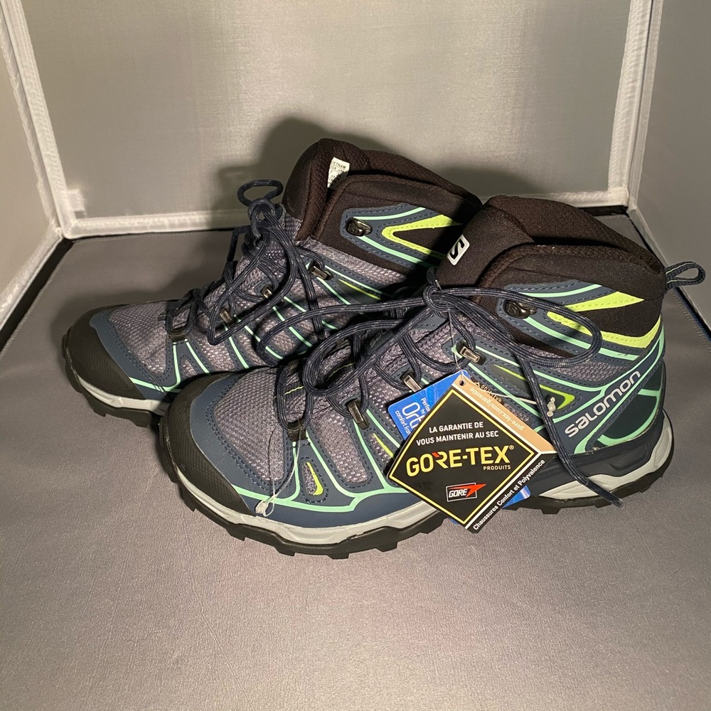 Women 7 Salomon GoreTex Hiking Boots
